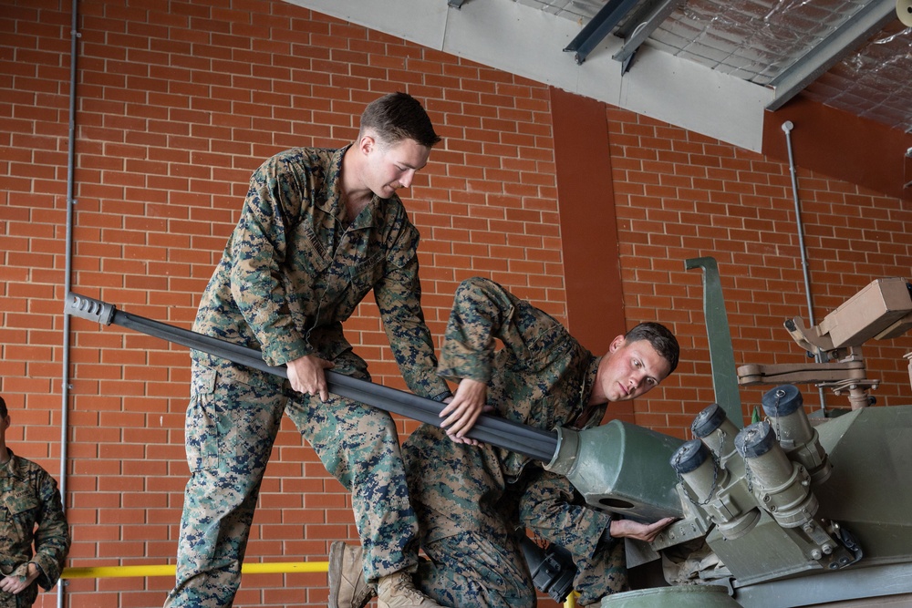 U.S. Marines, Australians practice weapons handling procedures