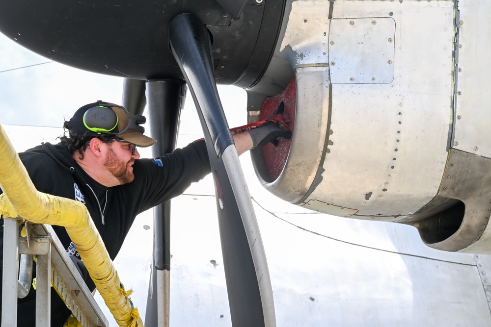 572nd AMXS receives unpainted C-130
