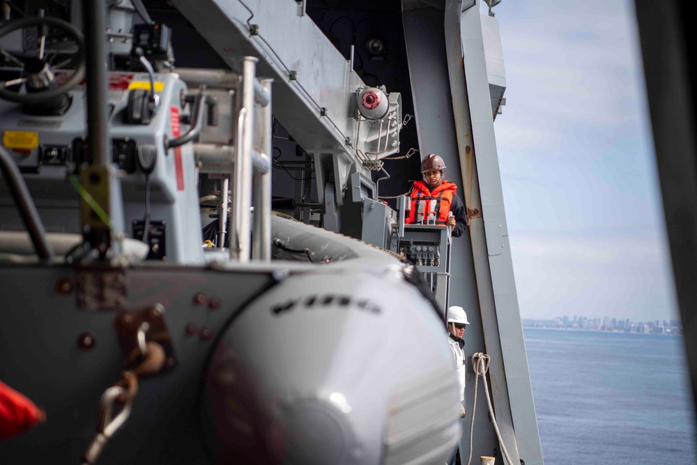 USS John P Murtha transfers personnel via a rigid hull inflatable boat