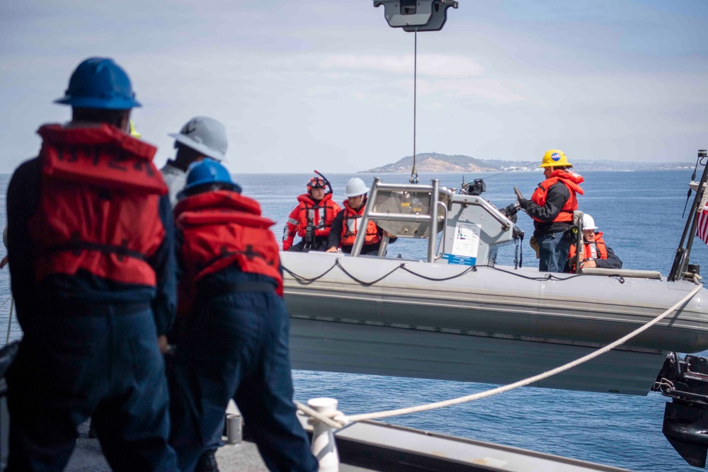 USS John P Murtha transfers personnel via a rigid hull inflatable boat