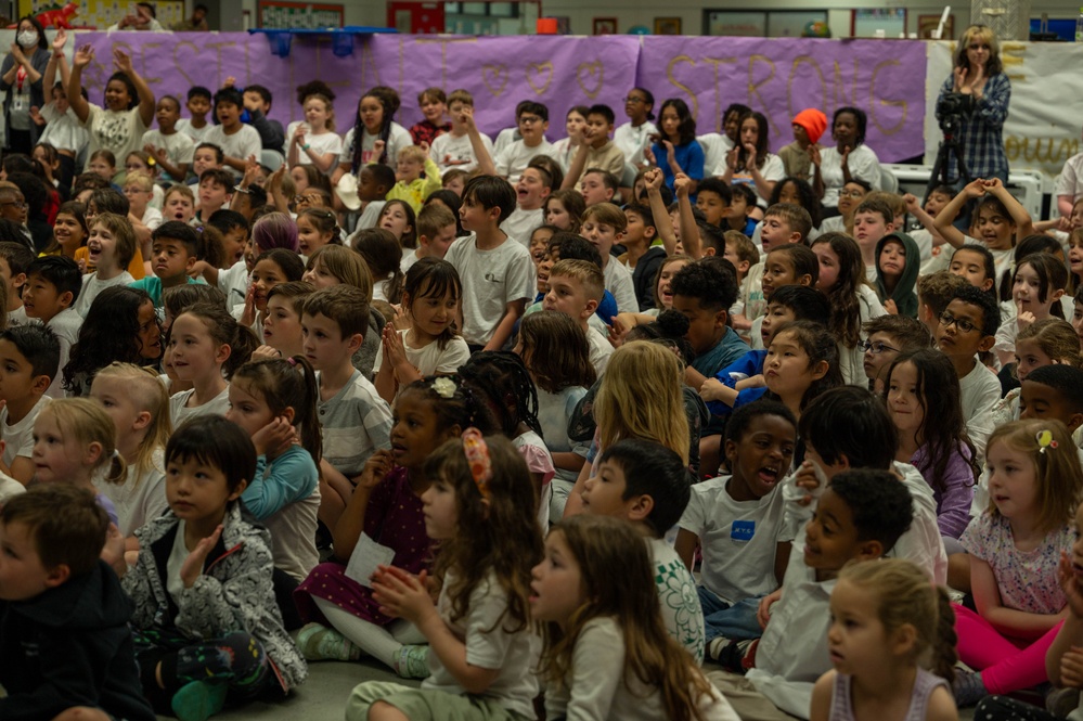 Mendel Elementary Alumni open 25-year-old time capsule