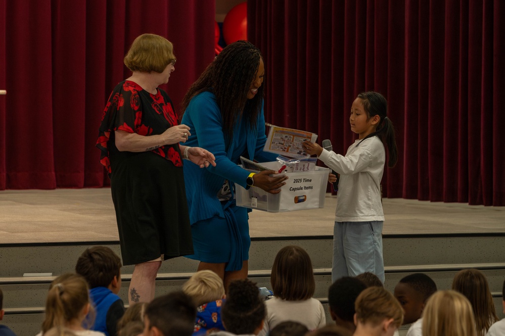 Mendel Elementary Alumni open 25-year-old time capsule