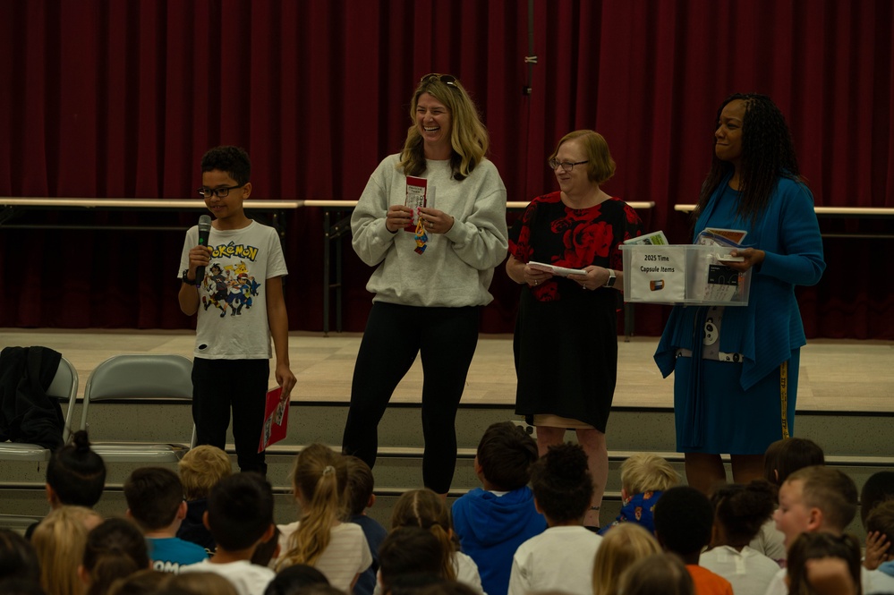 Mendel Elementary Alumni open 25-year-old time capsule