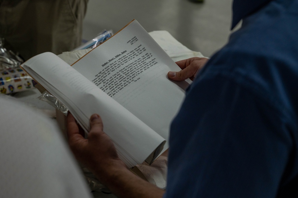 Mendel Elementary Alumni open 25-year-old time capsule