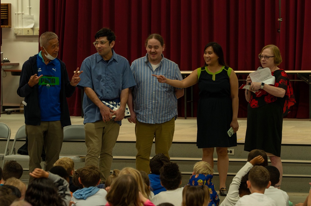 Mendel Elementary Alumni open 25-year-old time capsule