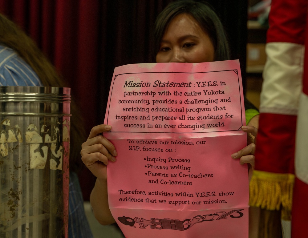Mendel Elementary Alumni open 25-year-old time capsule