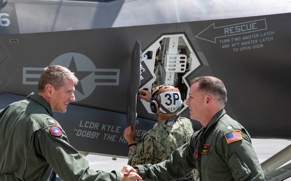 Strike Fighter Squadron (VFA) 147 holds change of command in Iwakuni