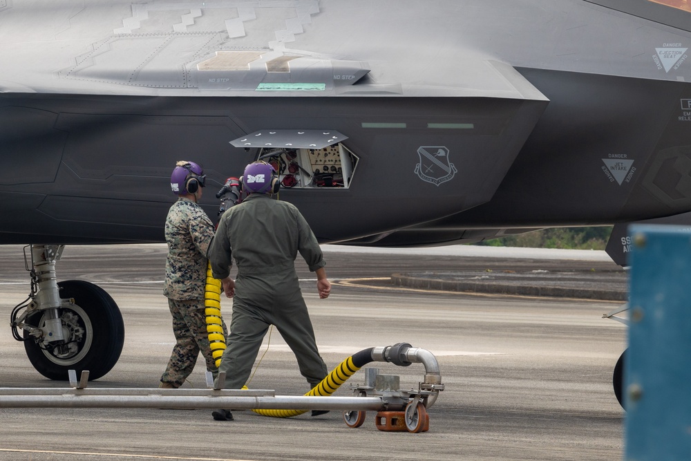 Marines refuel F-35A on MCAS Futenma