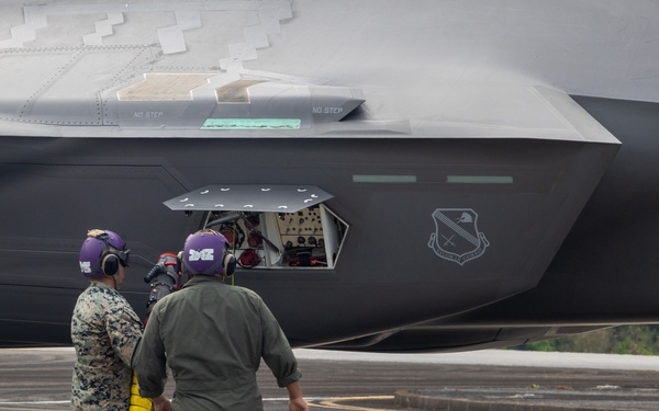 Marines refuel F-35A on MCAS Futenma