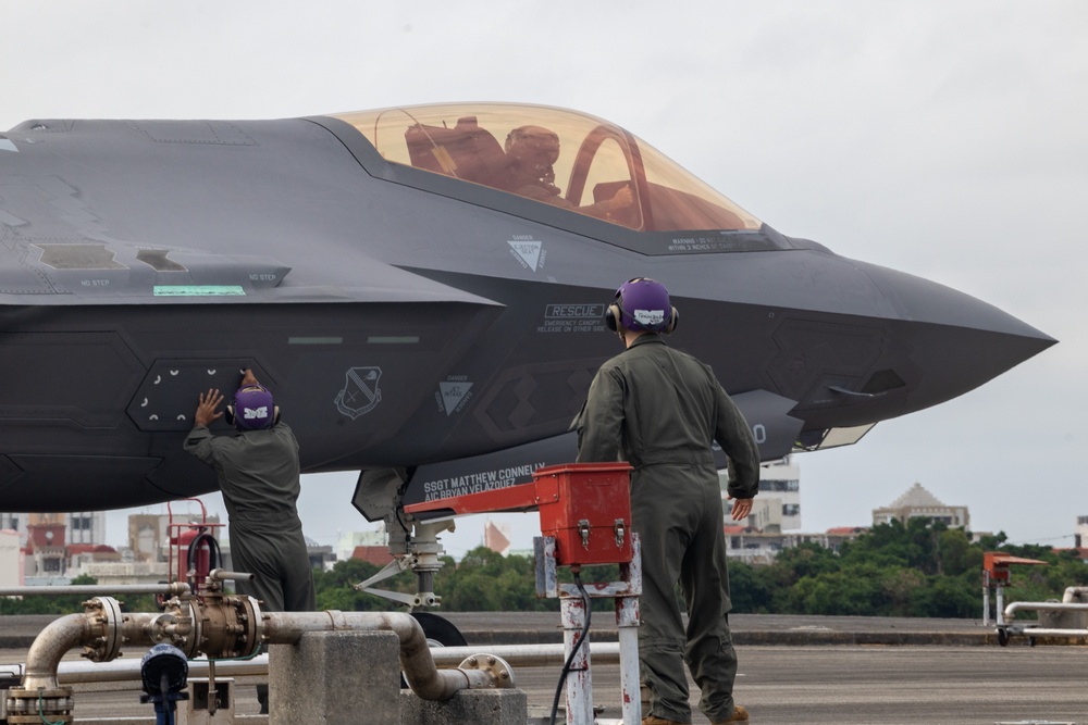 Marines refuel F-35A on MCAS Futenma