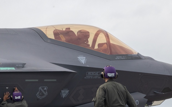 Marines refuel F-35A on MCAS Futenma