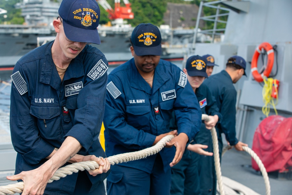 USS Benfold (DDG 65) begins patrol