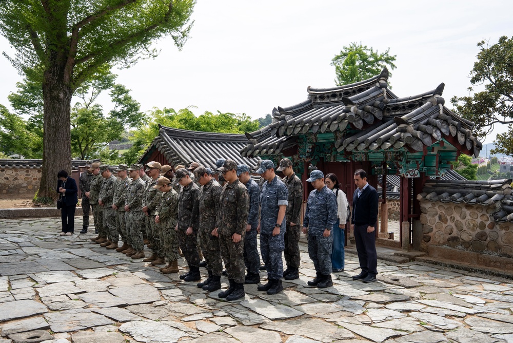 ROK, U.S. Sailors Attend Tour Honoring Korean Admiral Yi