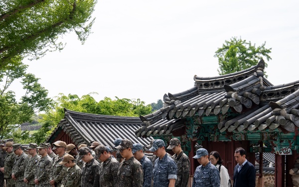 ROK, U.S. Sailors Attend Tour Honoring Korean Admiral Yi