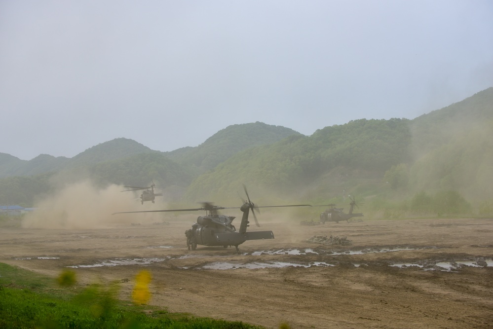 1st Battalion, 2nd Stryker Brigade Combat Team conducts Air Assault Operations