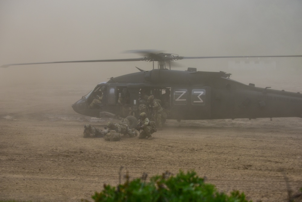 1st Battalion, 2nd Stryker Brigade Combat Team conducts Air Assault Operations