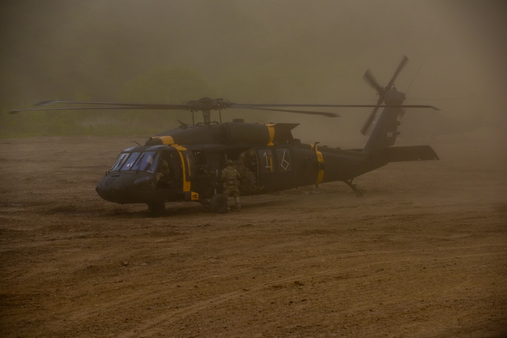 1st Battalion, 2nd Stryker Brigade Combat Team conducts Air Assault Operations