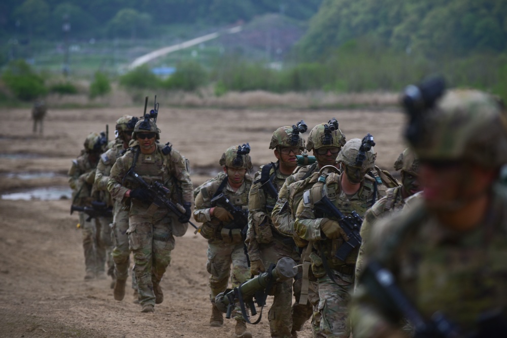 1st Battalion, 2nd Stryker Brigade Combat Team conducts Air Assault Operations