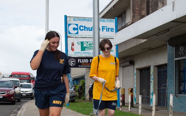 Blue Ridge Sailors volunteer at an animal shelter