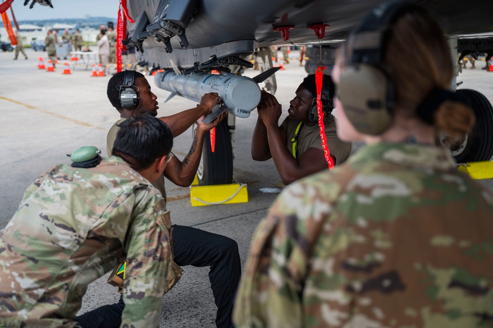 18th MXG hosts quarterly load competition
