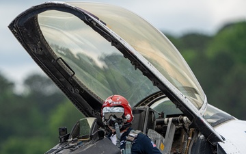 USAF Thunderbirds fly in Wings Over Wayne Airshow