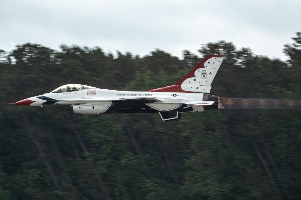 USAF Thunderbirds fly in Wings Over Wayne Airshow