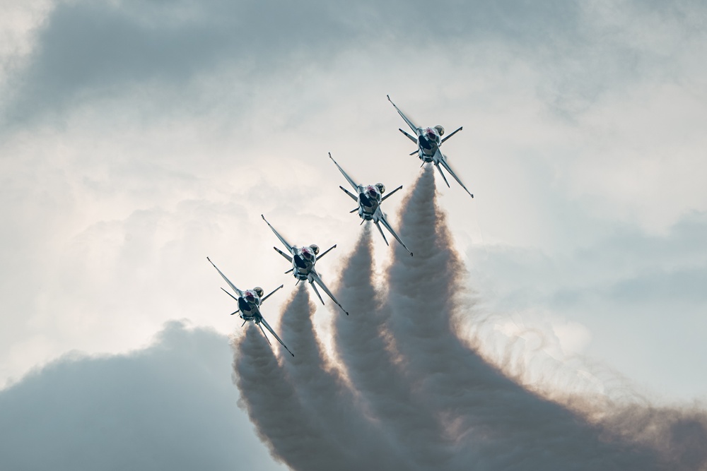 USAF Thunderbirds fly in Wings Over Wayne Airshow