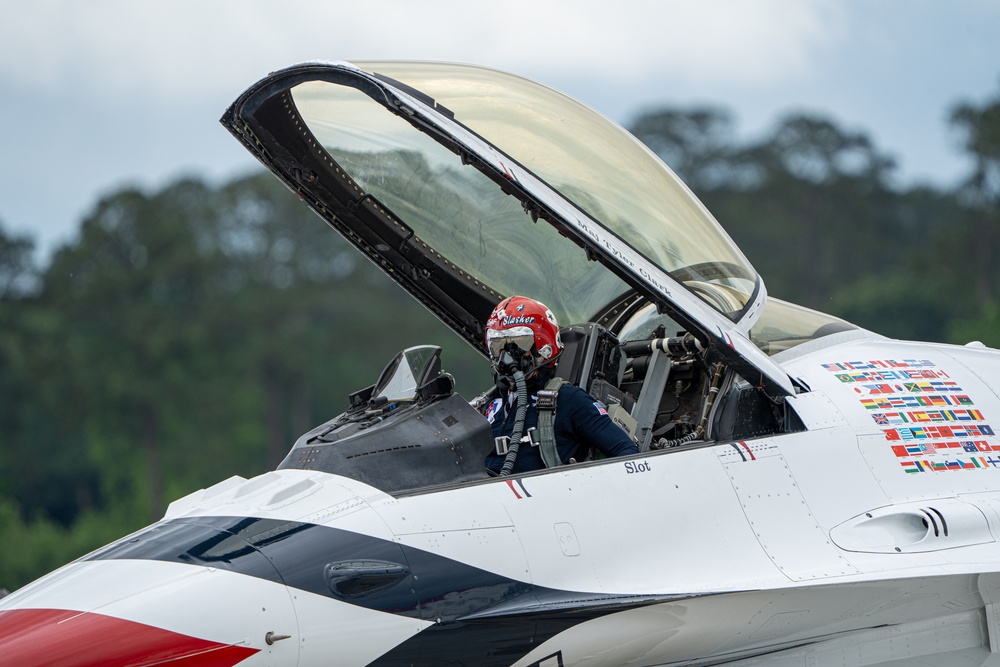 USAF Thunderbirds fly in Wings Over Wayne Airshow