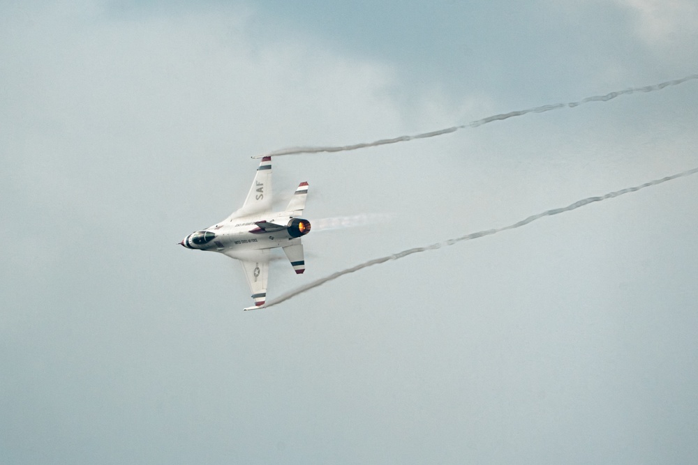 USAF Thunderbirds fly in Wings Over Wayne Airshow
