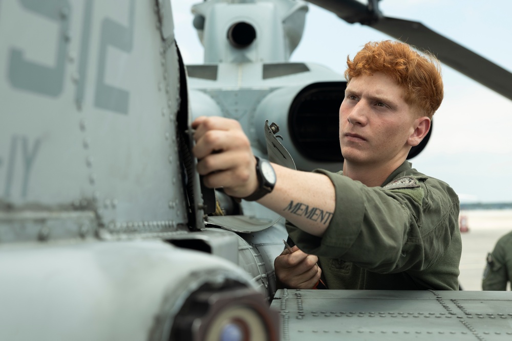 U.S. Marines with HMLA-269 and 2nd Recon conduct SPIE training