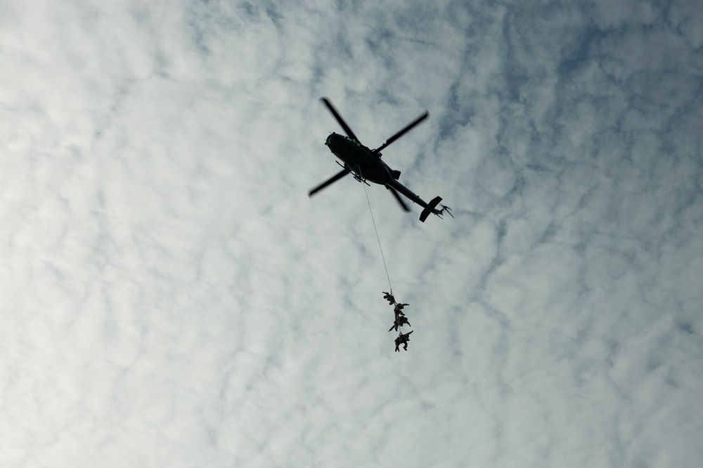 U.S. Marines with HMLA-269 and 2nd Recon conduct SPIE training