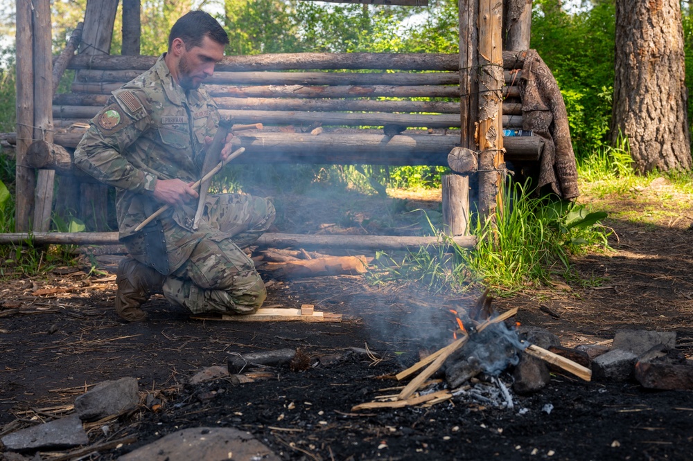 Former SERE specialist Tom Lutyens teaches bow drill