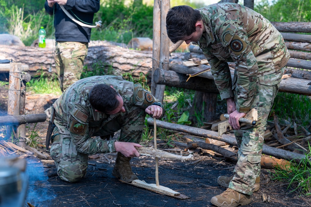 Former SERE specialist Tom Lutyens teaches bow drill