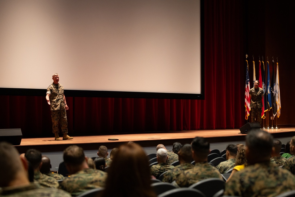 Commandant, Sgt Maj of the Marine Corps, Gen. Eric Smith and Sgt. Maj. Carlos Ruiz visit Marine Corps University