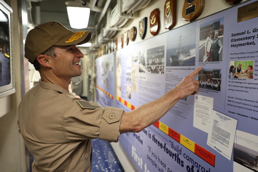 VADM Doug Perry, Commander 2nd Fleet Visits USS Gravely (DDG 107)