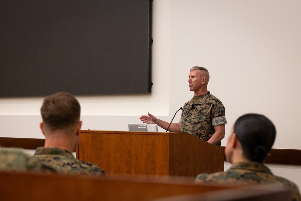 Commandant, Gen. Eric Smith, visits Command and Staff College &amp; School of Advanced Warfighting
