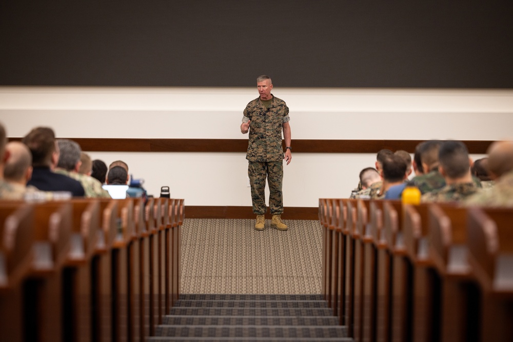 Commandant, Gen. Eric Smith, visits Command and Staff College &amp; School of Advanced Warfighting