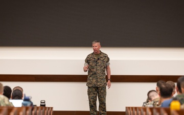 Commandant, Gen. Eric Smith, visits Command and Staff College &amp; School of Advanced Warfighting