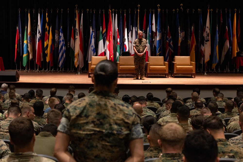 Commandant, Gen. Eric Smith, visits Expeditionary Warfare School