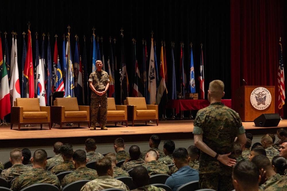 Commandant, Gen. Eric Smith, visits Expeditionary Warfare School