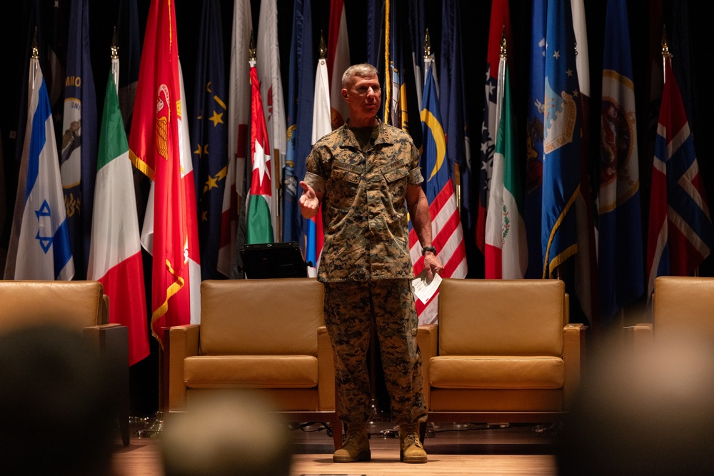 Commandant, Gen. Eric Smith, visits Expeditionary Warfare School