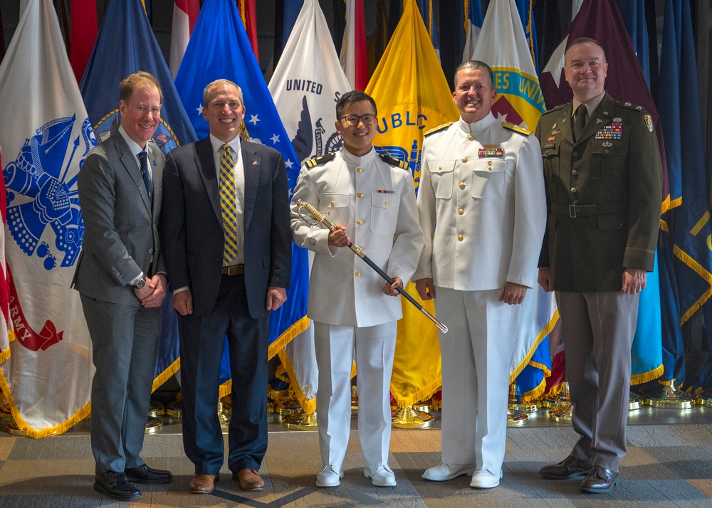 Navy Medicine Presents Awards to USU Graduates