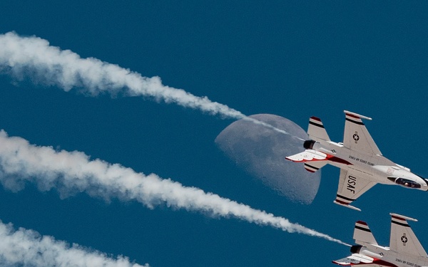 Thunderbirds Perform in Hometown of Las Vegas