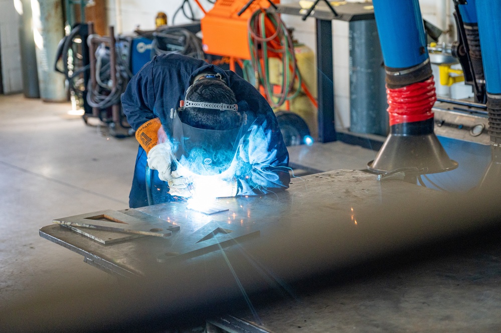 Honorary Commanders go behind the scenes at 436th MGG