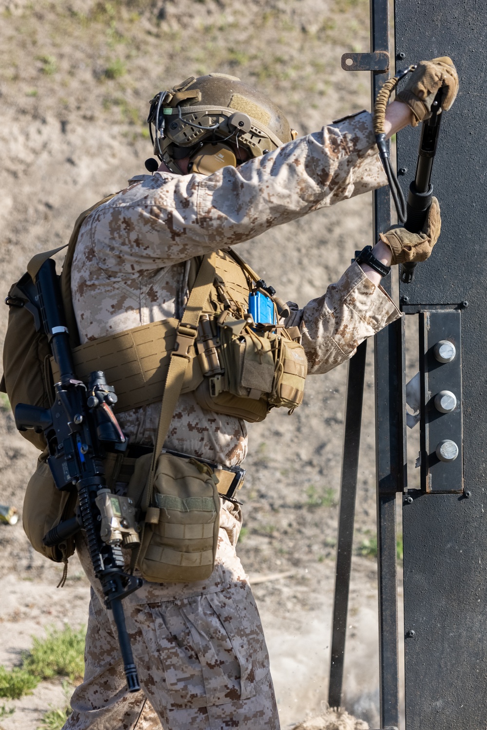 3rd Bn., 1st Marines trains different breaching methods during EOTG raid leaders course