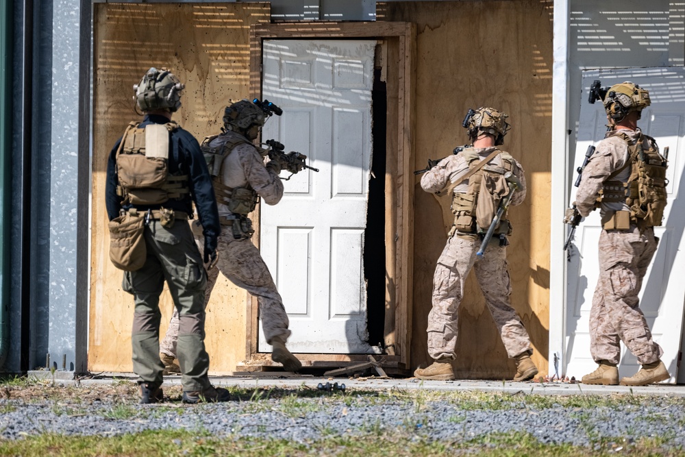 3rd Bn., 1st Marines trains different breaching methods during EOTG raid leaders course
