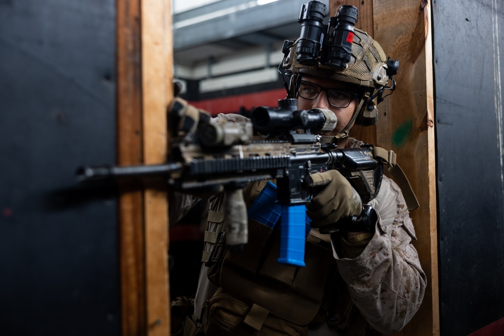 3rd Bn., 1st Marines trains different breaching methods during EOTG raid leaders course
