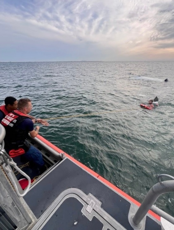 Coast Guard rescues boater near Sunshine Skyway Bridge