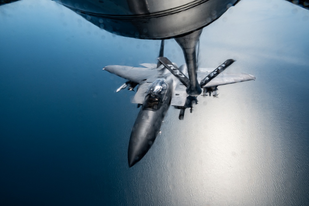 Skyway Chariot: 100th ARW conducts refueling mission