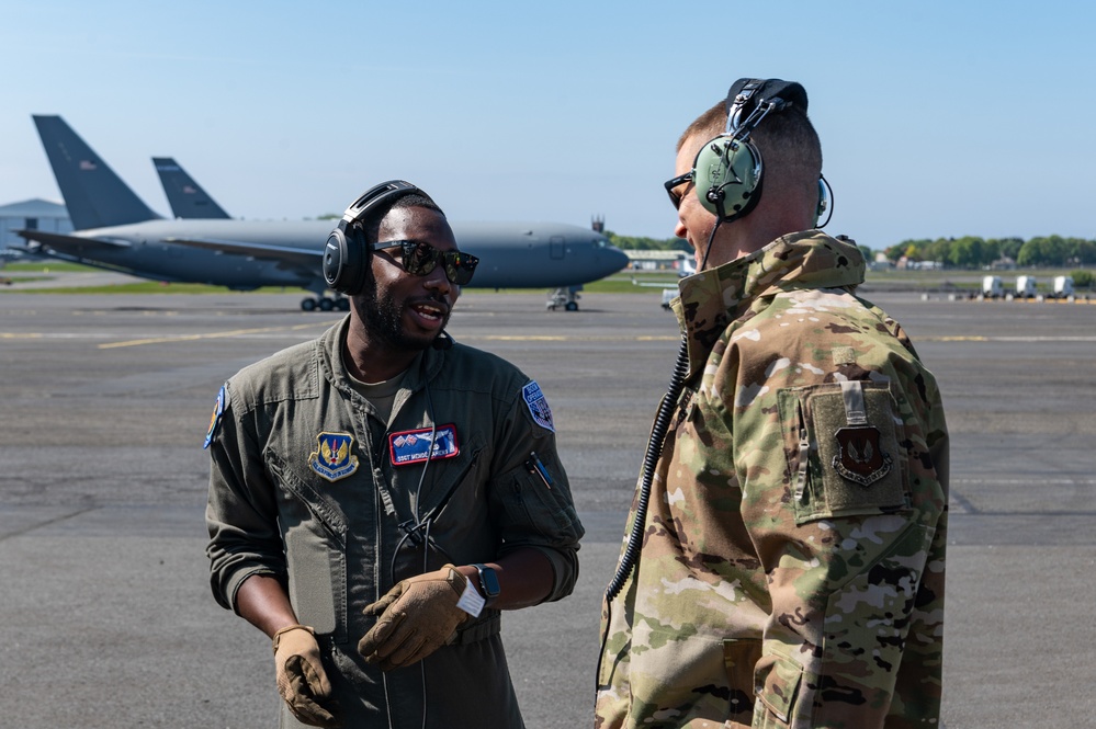 Skyway Chariot: 100th ARW conducts refueling mission